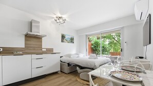 Una camera da letto moderna con un letto, un comodino e vista sull'esterno.