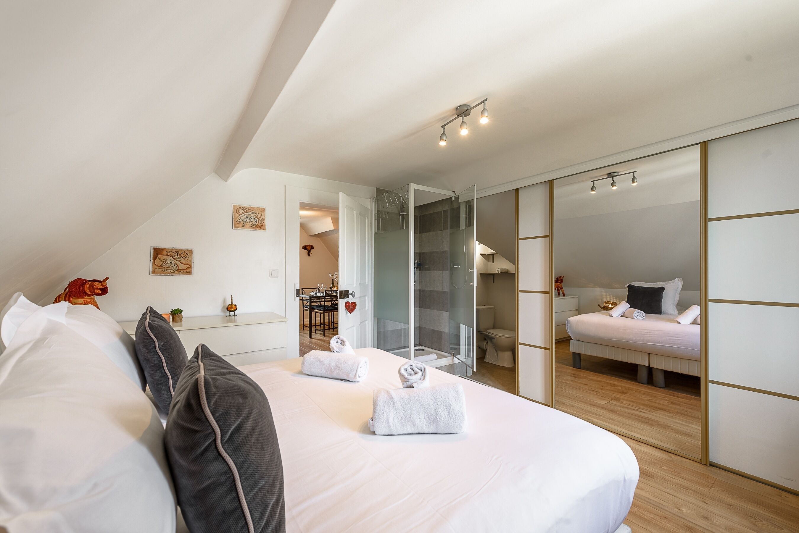 Tabla de planchar con plancha, wifi gratis y ropa de cama 