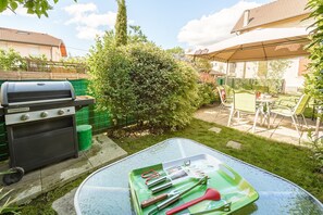 Outdoor dining - L'Urban Quiet - Cosy appt proche ville avec jardin (Annecy)