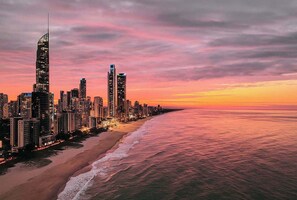 Beach nearby - Residence Surfers Ocean and Pool Views (Surfers Paradise)