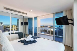 Iron/ironing board, travel cot, WiFi, bed sheets - Residence Surfers Ocean and Pool Views (Surfers Paradise)