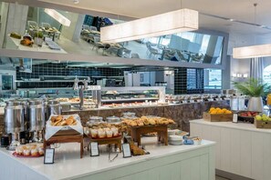 Dining - Residence Surfers Ocean and Pool Views (Surfers Paradise)