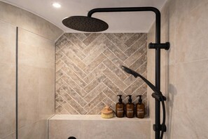 Shower, hair dryer, shampoo - Absolute Beachfront - Athena by the Sea (Surfers Paradise)