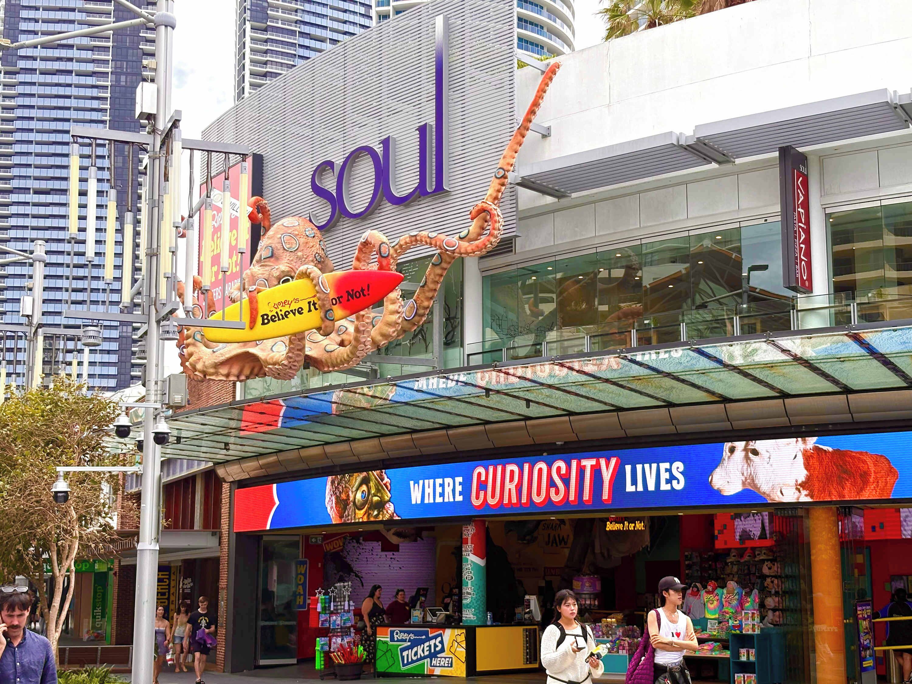 Un edificio con un cartel grande que dice 'soul' y un cartel colorido debajo que anuncia 'Where Curiosity Lives'.