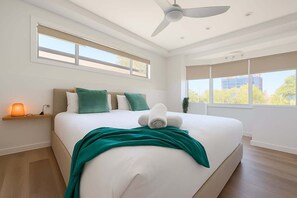 Iron/ironing board, WiFi, bed sheets - Modern 2BR Sunset Apartment BBQ (Surfers Paradise)