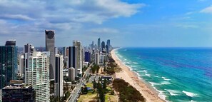 Beach - Modern 2BR Sunset Apartment BBQ (Surfers Paradise)