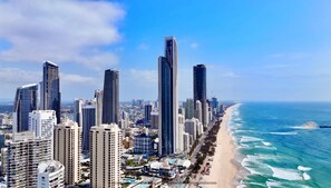 Beach - Modern 2BR Sunset Apartment BBQ (Surfers Paradise)