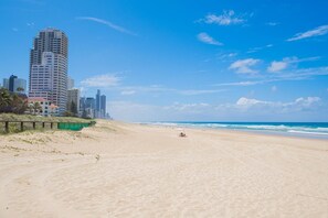 Beach nearby - Ocean View Studio 2 Beds Free WI-FI (Surfers Paradise)