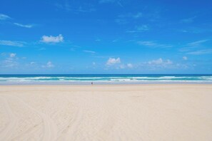 Beach - L17 Spacious Central 2BR Wi-Fi (Surfers Paradise)