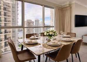 Dining - L17 Spacious Central 2BR Wi-Fi (Surfers Paradise)
