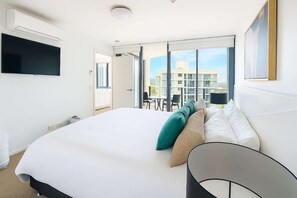 Iron/ironing board, WiFi, bed sheets - Level 13 Ocean View Retreat (Surfers Paradise)