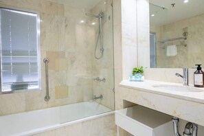 Shower, hair dryer, shampoo - Ocean View studio 2 Beds, Free Wi-Fi (Surfers Paradise)
