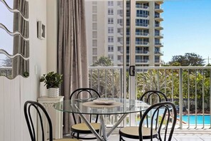 Dining - Surfers Beachside Studio Ocean View (Surfers Paradise)