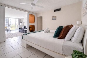 Iron/ironing board, WiFi, bed sheets - Surfers Beachside Studio Ocean View (Surfers Paradise)