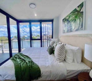 Iron/ironing board, travel cot, WiFi, bed sheets - Family Paradise in Surfers: BBQ&Pool (Surfers Paradise)