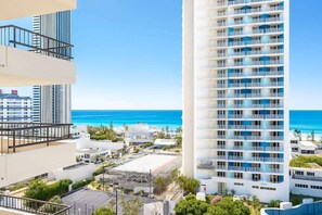 Property grounds - Ocean Getaway 1BR Heated Pool & Netflix (Surfers Paradise)