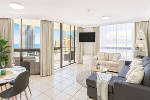 TV, offices - Ocean Getaway 1BR Heated Pool & Netflix (Surfers Paradise)