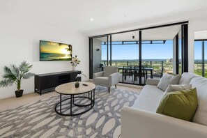 TV - Resort Retreat in Circle: 2BR Stay & SPA (Surfers Paradise)