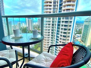 Outdoor dining - L19 Ocean View Studio Near Beach Mantra Legends (Surfers Paradise)