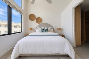 Iron/ironing board, travel cot, WiFi, bed sheets - Designer Kirra Beach Home (Coolangatta)