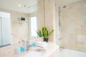 Shower, hair dryer, shampoo - L15 Ocean View Suite with 2 Beds (Surfers Paradise)