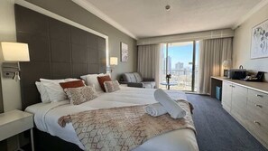 Iron/ironing board, WiFi, bed sheets - High Floor King Studio Surfers (Surfers Paradise)