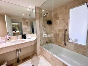 Shower, hair dryer, shampoo - High Floor King Studio Surfers (Surfers Paradise)