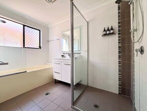 Shower, hair dryer, shampoo - Waterfront Family House with Pool, BBQ (Mermaid Waters)