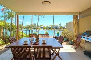 Outdoor dining - Riverside Family Villa (Surfers Paradise)