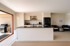 Fridge, microwave, oven, stovetop - Riverside Family Villa (Surfers Paradise)