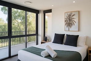 Iron/ironing board, travel crib, WiFi, bed sheets - Family apartment in Surfers Paradise (Surfers Paradise)