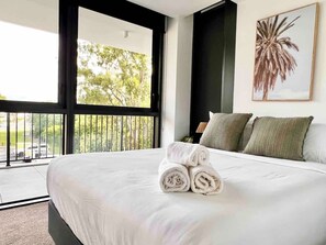 Iron/ironing board, travel cot, WiFi, bed sheets - Family apartment in Surfers Paradise (Surfers Paradise)