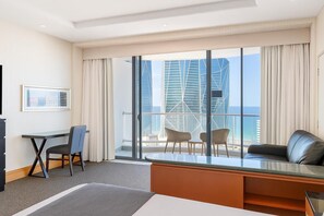 Iron/ironing board, WiFi, bed sheets - Ocean View Studio: Super King+SPA+ Free Parking (Surfers Paradise)