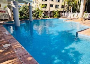 Pool - Ocean View Studio: Super King+SPA+ Free Parking (Surfers Paradise)