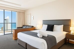 Iron/ironing board, WiFi, bed sheets - Ocean View Studio: Super King+SPA+ Free Parking (Surfers Paradise)