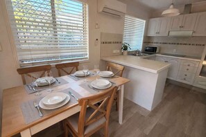 Dining - Relaxing 2BR Getaway: Nespresso, WiFi & Parking (Runaway Bay)
