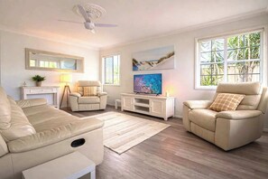 TV - Relaxing 2BR Getaway: Nespresso, WiFi & Parking (Runaway Bay)