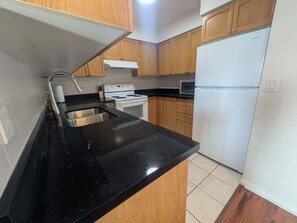 Wasserkocher mit Kaffee-/Teezubehör, Kühlschrank, Mikrowelle, Ofen