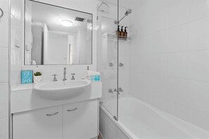 Shower, hair dryer, shampoo - Beach Escape with Pool & BBQ (Surfers Paradise)