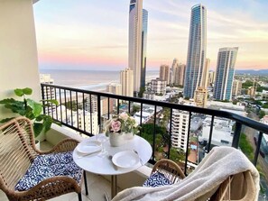 Outdoor dining - Top level Ocean View Oasis: 3-Bed&Free Wi-Fi (Surfers Paradise)