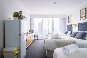 Iron/ironing board, WiFi, bed sheets - Top level Ocean View Oasis: 3-Bed&Free Wi-Fi (Surfers Paradise)