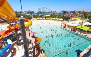 Pool - Top level Ocean View Oasis: 3-Bed&Free Wi-Fi (Surfers Paradise)