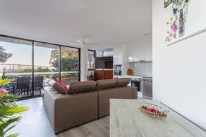 Interior - Ocean front 1-bedroom apartment near Beach (Surfers Paradise)