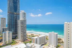 Beach nearby - L21 Ocean View Studio: King bed (Surfers Paradise)