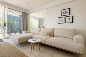 TV - Ocean View 1BR Steps to Beach (Surfers Paradise)