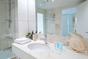 Shower, hair dryer, shampoo - High Floor Ocean View King Studio with Free Wi-Fi (Surfers Paradise)