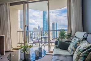 TV - High Floor Ocean View King Studio with Free Wi-Fi (Surfers Paradise)