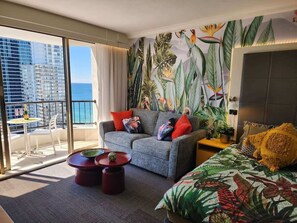 TV, offices - Top Ocean View Artistic Apt (Surfers Paradise)