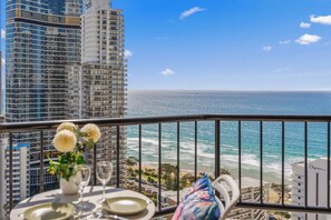 Outdoor dining - Top Ocean View Artistic Apt (Surfers Paradise)