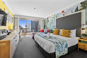 Iron/ironing board, WiFi, bed sheets - Top Ocean View Artistic Apt (Surfers Paradise)